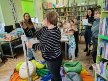 Pani Ania pokazuje „Wiewiórkom” jak narysować kota