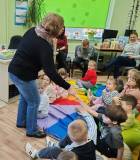 Pani Ania gratuluje chłopcu odgadnięcia trudnej zagadki