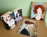 Obrazy naszej czytelniczki pani Danusi, obok stoją książki o kobietach.