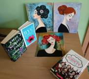 Obrazy naszej czytelniczki pani Eugenii, obok stoją książki o kobietach.