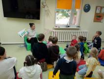 Bibliotekarka czyta dzieciom książkę