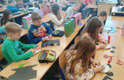 Uczniowie podczas zajęć plastycznych.