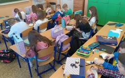 Dzieci wycinają elementy pandy.