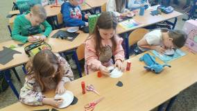 Na zdjęciu dzieci podczas zajęć plastycznych.