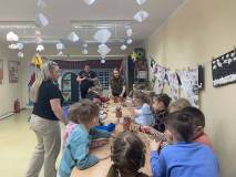 Dzieci podczas wykonywania pracy plastycznej