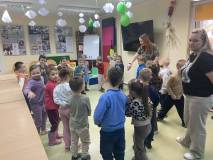 Bibliotekarka z dziećmi podczas wspólnej zabawy