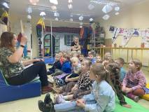 Rozmowa bibliotekarki z dziećmi na temat sportów zimowych