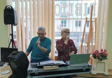 Na zdjęciu zespół muzyczny podczas śpiewania.