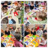 Dzieci ozdabiają plasteliną motyle.