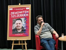 Ziemowit Szczerek odwiedził bibliotekę