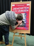 Ziemowit Szczerek odwiedził bibliotekę