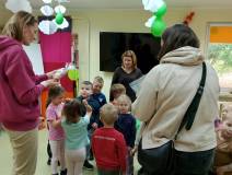 Dzieci wręczają bibliotekarce własnoręcznie zrobiony prezent