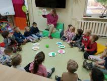 Bibliotekarka czyta przedszklakom książkę