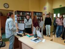 Bibliotekarka omawia proces wypożyczania książek.