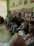 Bibliotekarka tłumaczy uczniom co to jest sygnatura i jak prawidłowo poukładać książki w działach.