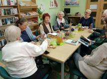 Uczestnicy Dyskusyjnego Klubu Książki rozmawiają o książce Dzieciaki świata