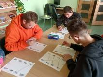 Uczestnicy rozwiązują zadania edukacyjne związane z wiosną.