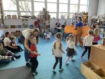 bibliotekarka tańczy z dziećmi w stroju kapibary 
