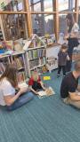 dzieci oglądają książki w naszej bibliotece