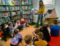 Dzieci z Przedszkola nr 23 Stokrotka rozpoznają rodzaje motyli.
