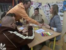 Uczestnicy wykonują pracę plastyczną 