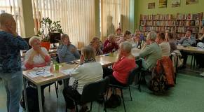 Uczestnicy wykonują kolejne etapy masażu, które pokazuje prowadząca.