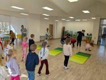 Zdjęcie przedstawia tor przeszkód przygotowany dla dzieci w sali zabaw.
Na podłodze rozłożone są tr