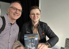 Przewodniczący Koła nr 1 Piotr Saporowski z autorem sagi karkonoskiej Sławkiem Gortychem