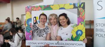 Dwie bibliotekarki pozują do zdjęcia razem z autorką książek Stanisławą Schreuder