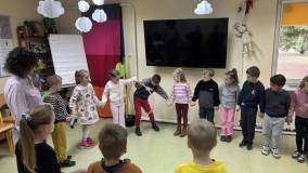 Dzieci w trakcie zabawy hula-hop.