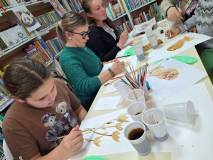 Zapracowani uczestnicy warsztatów.