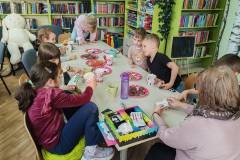Dzieci grają z bibliotekarką w Colour brain
