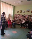 Bibliotekarka opowiada uczniom jak wygląda codzienna praca w bibliotece.