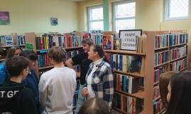 Bibliotekarka opowiada o tym, jak gromadzone i opracowywane są zbiory w bibliotece.