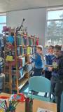 dzieci szukają jajek w bibliotece