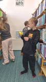 dzieci szukają jajek w bibliotece