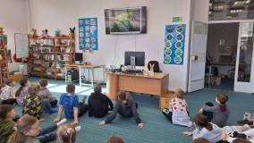 dzieci oglądają film edukacyjny o tradycjach wielkanocnych