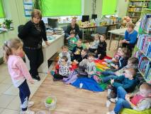 Dziewczynka wrzuca do pojemnika z wodą różne przedmioty, by sprawdzić, które z nich zatoną