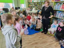Grupa obserwuje troje dzieci, które właśnie wypiły wodę o różnych smakach