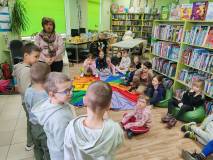 Czterech chłopców z grupy Wiewiórek smakuje wodę, reszta dzieci obserwuje ich w napięciu.