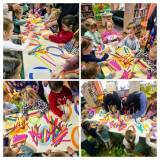 Dzieci robią kolorowe pisanki, wyklejając środek różnobarwnymi paskami.