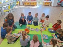 Bibliotekarka Agnieszka pokazuje egzemplarze książek.