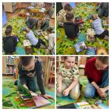 Chłopcy przeglądają książki.