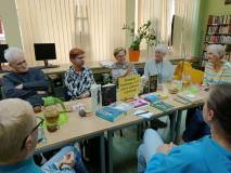 Uczestnicy rozmawiają o kryminałach.