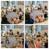 Bibliotekarka prezentuje dzieciom książeczki.