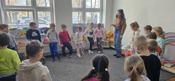 Dzieci podczas zabawy ruchowej stoją w kole