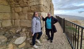 Na zdjęciu Ewa i Gosia w zamku Al Karak