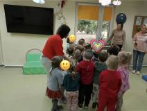 Dzieci w trakcie zabawy z panią bibliotekarką