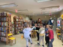 Wspólna zabawa w poszukiwanie oznak wiosny między bibliotecznymi regałami
