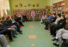 Bibliotekarka rozpoczyna spotkanie.